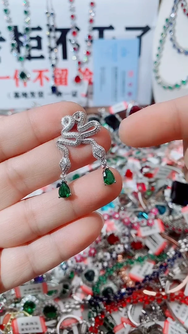 未镶嵌耳饰祖母绿