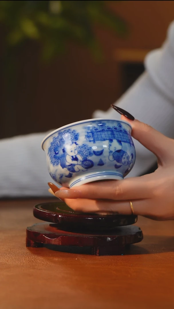 立勤堂青花童子卢士杯