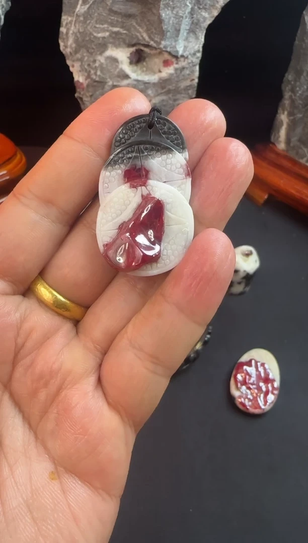 天然辰砂愚*天然朱砂晶体原石吊坠挂件