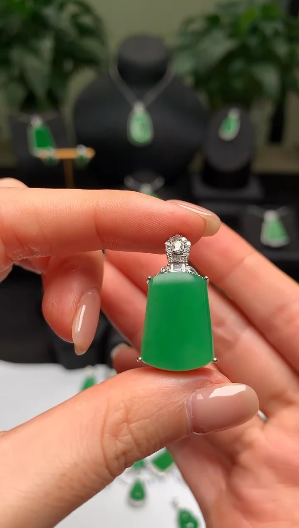 颈饰18K金镶嵌翡翠无事牌