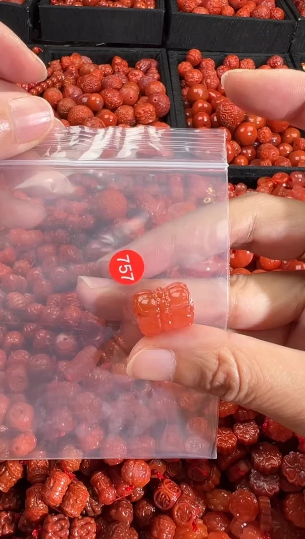 南红玛瑙未镶嵌颈饰1