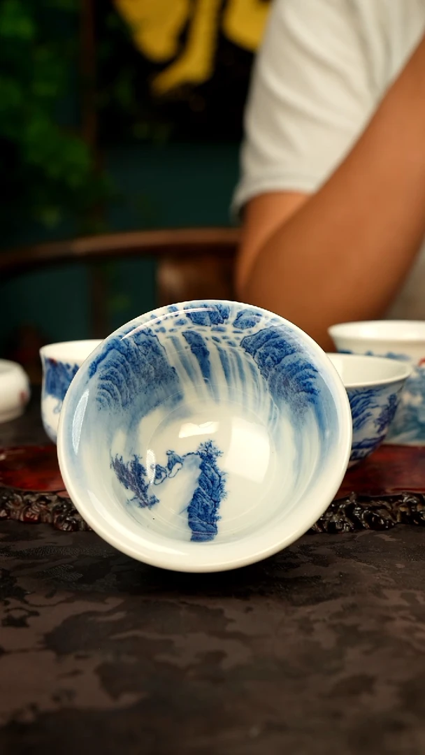 华**学谢凯青花手绘山水主人杯