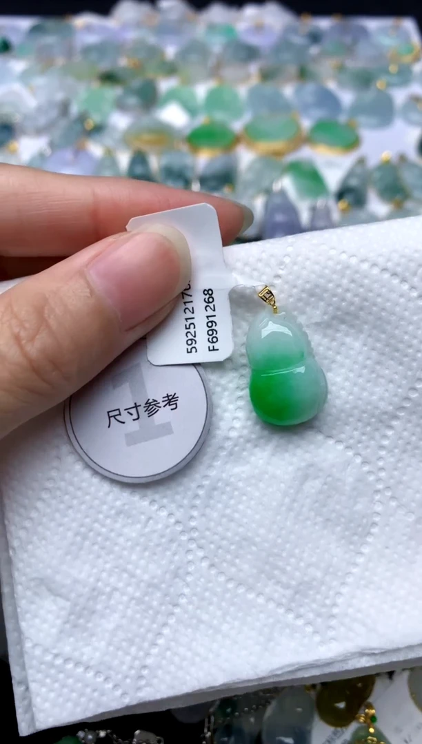 颈饰18K金镶嵌翡翠天然A货翡翠