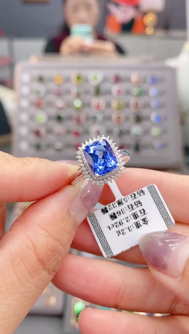 18K金镶嵌戒指坦桑石2.92