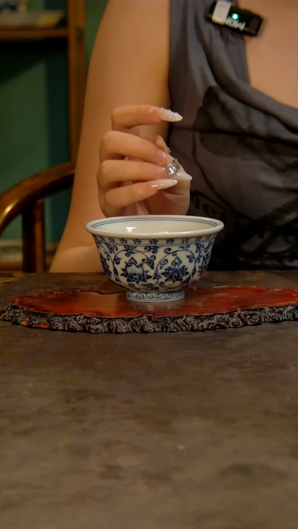 青花手绘缠枝主人杯