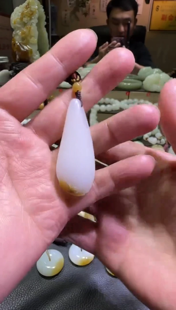 吊坠(赠链)未镶嵌和田玉金山糖白吊坠（产地直发）