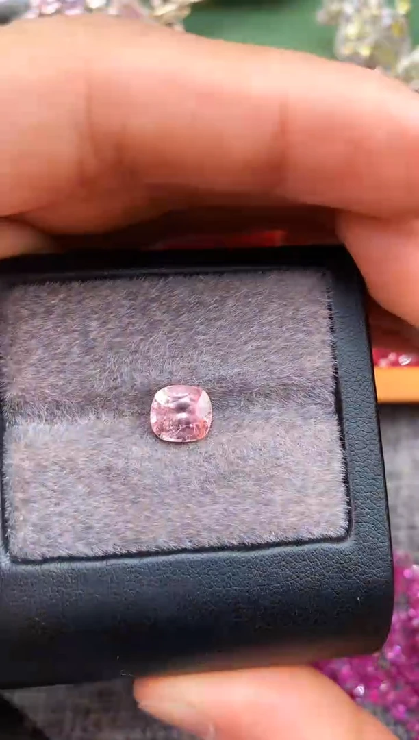 未镶嵌裸石定制尖晶石枕型 香槟色调 2.72ct