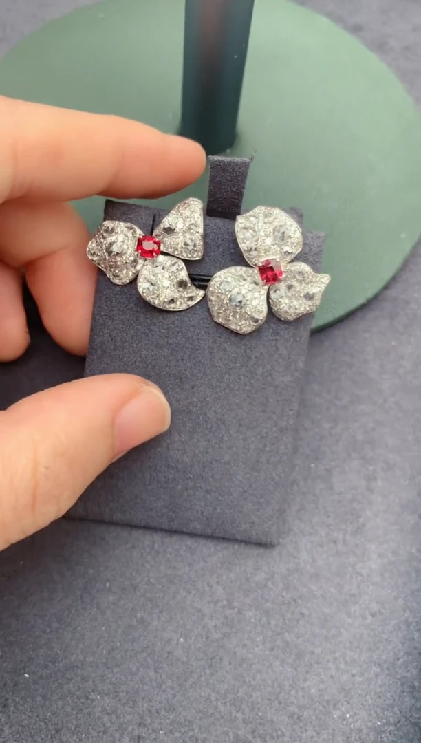 尖晶石耳钉18K金镶嵌78分绝地武士 DF