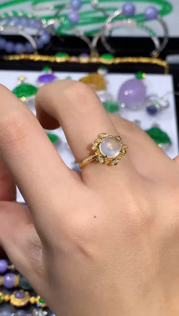 18K金镶嵌戒指翡翠多样性发其一