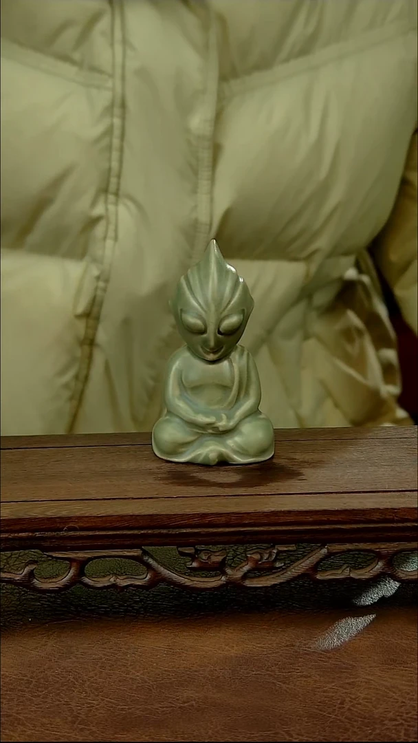 绿釉奥特曼茶宠摆件