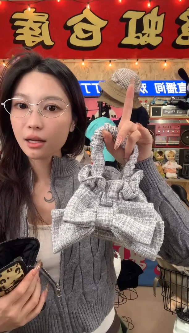 PVC银色蝴蝶结包