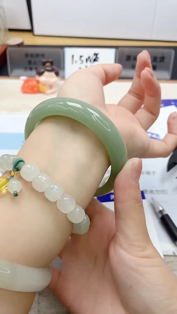 石英质玉手镯未镶嵌160/61.9DL