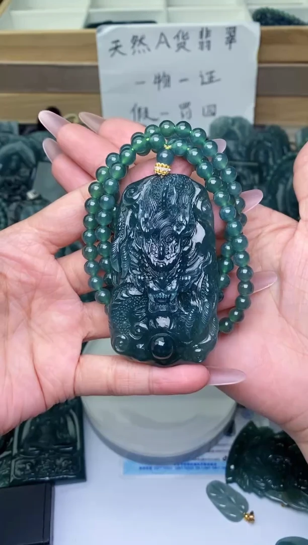 颈饰未镶嵌翡翠