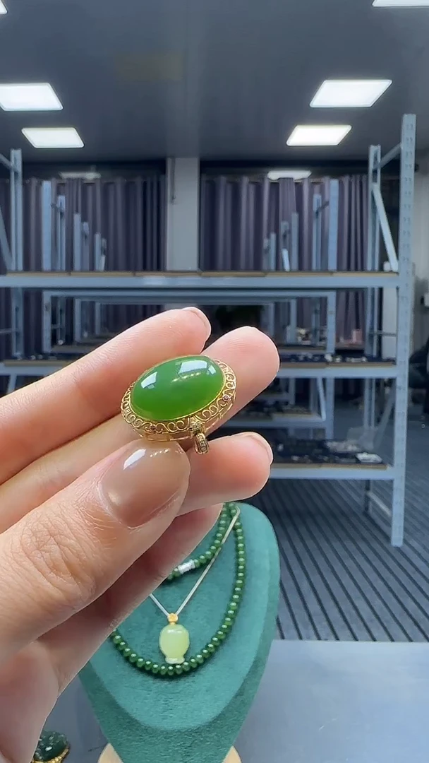 18K金镶嵌和田玉挂件1