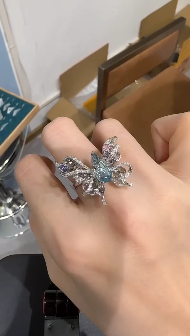 【闪购商品】海蓝宝石戒圈18K金镶嵌蓝蝴蝶戒指