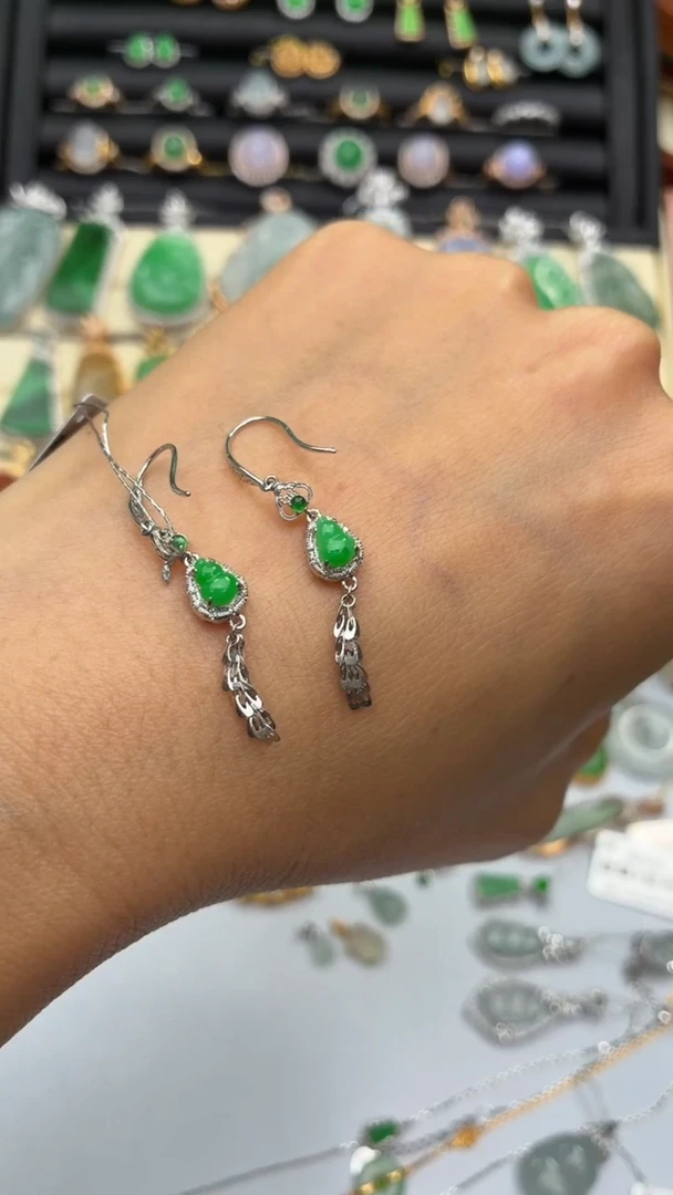 颈饰18K金镶嵌翡翠天然翡翠A货