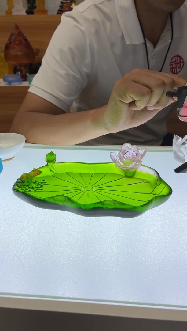 琉璃手工艺品主***畅荷花胡成