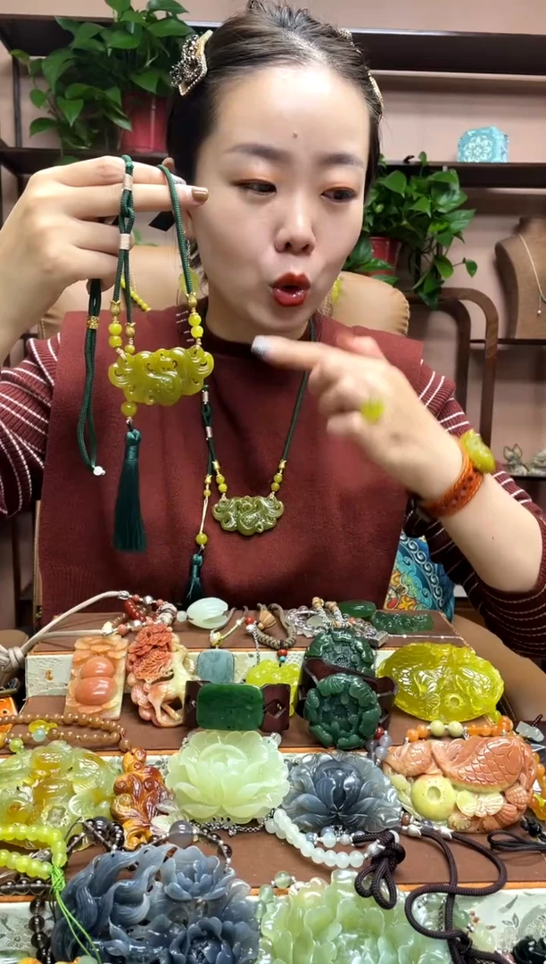 未镶嵌岫玉颈饰多样性发货发其中之一