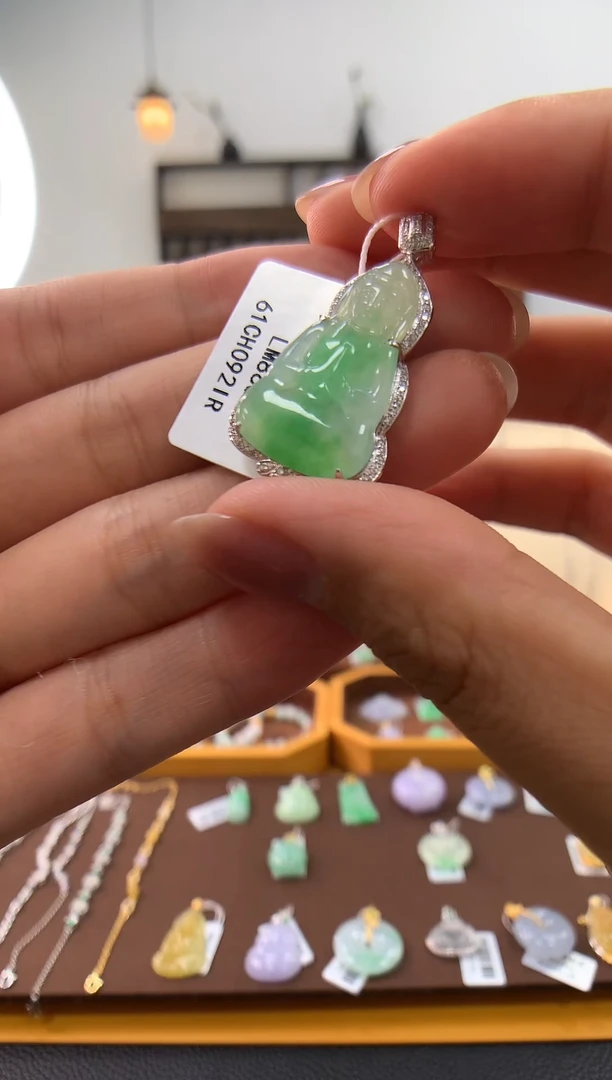 颈饰18K金镶嵌翡翠观音