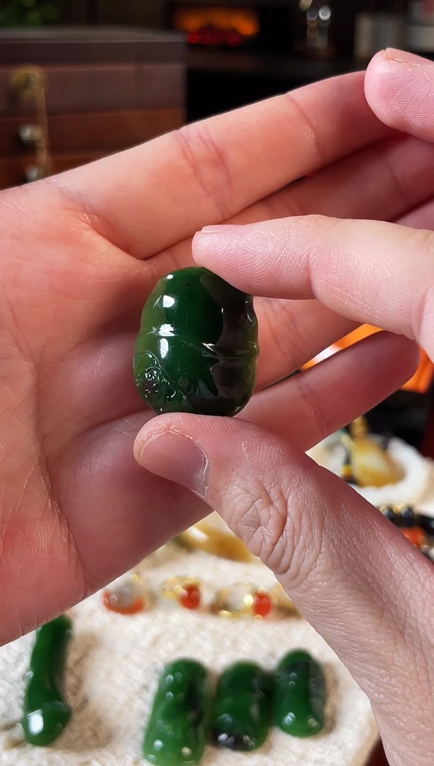 颈饰未镶嵌和田玉（碧玉）吊坠