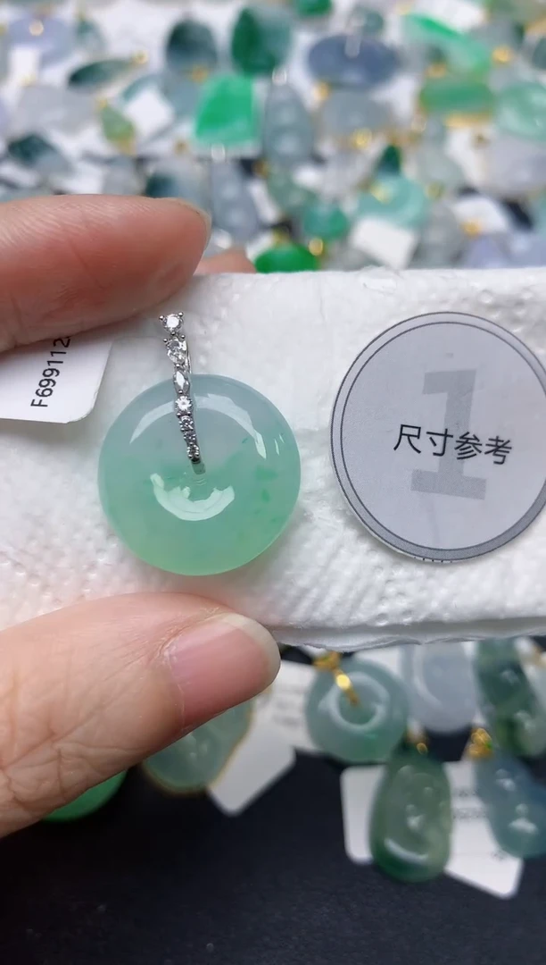 颈饰18K金镶嵌翡翠天然缅甸A货翡翠