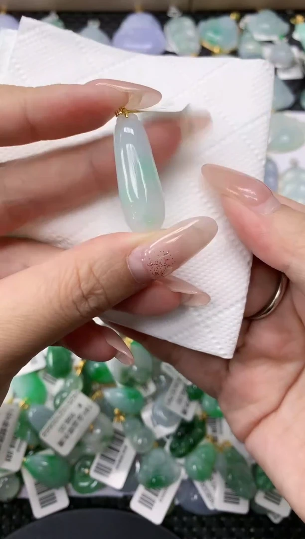 颈饰18K金镶嵌翡翠1111111111