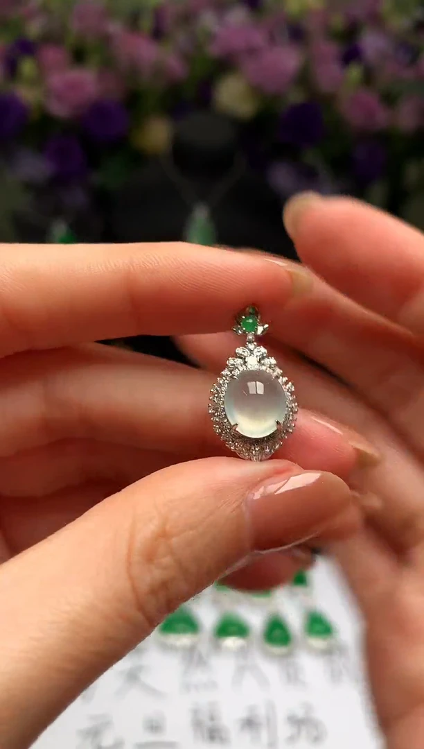 颈饰18K金镶嵌翡翠冰蛋