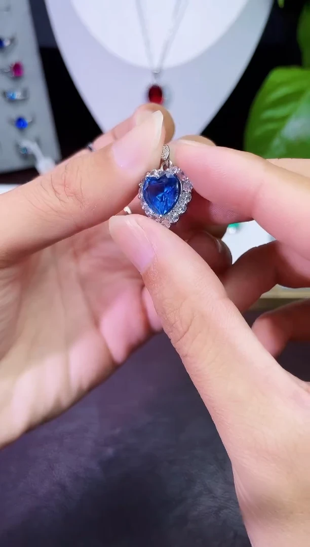 合金颈饰合成钻石蓝宝吊坠