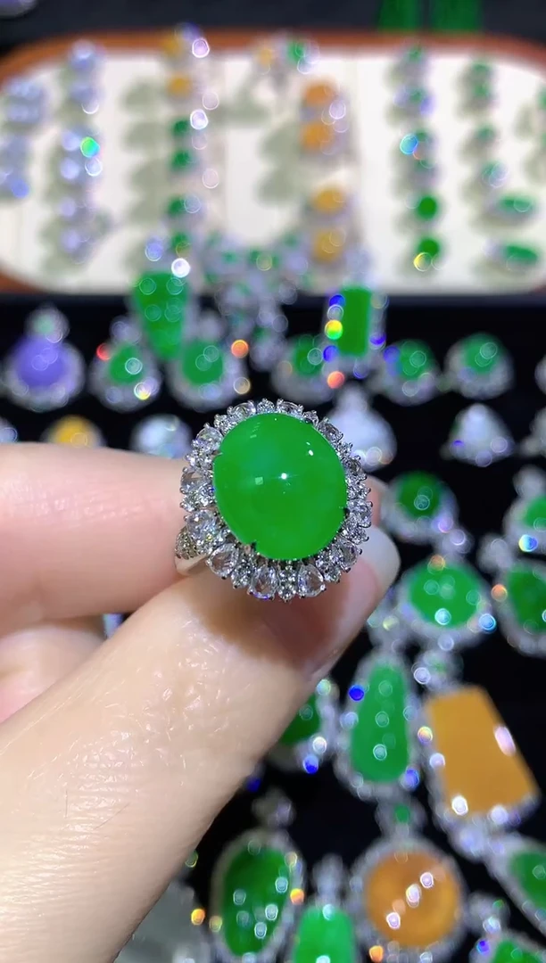 18K金镶嵌戒指翡翠高冰满绿阳绿超大蛋面戒指