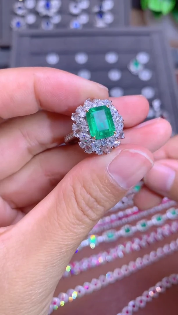 【闪购商品】祖母绿戒指18K金镶嵌2.45CT