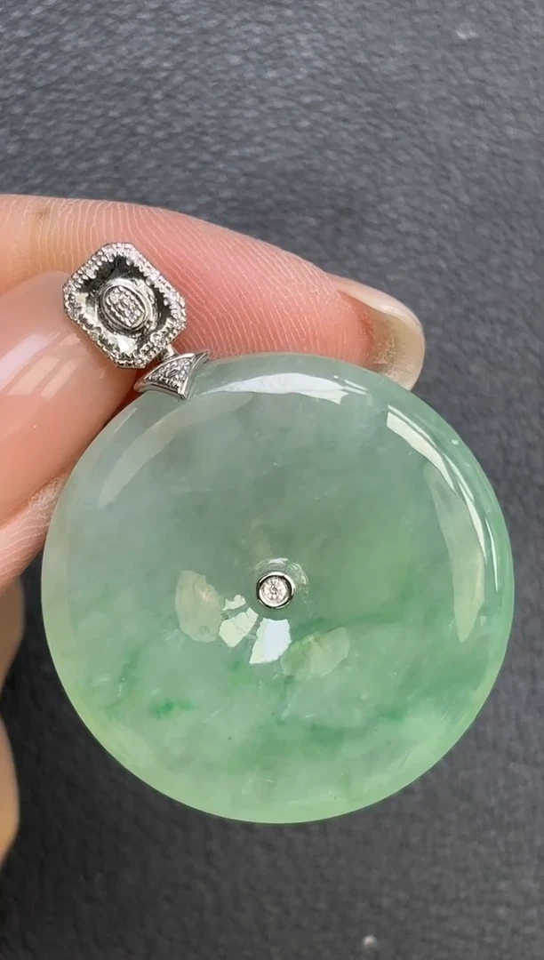 颈饰18K金镶嵌翡翠平安扣