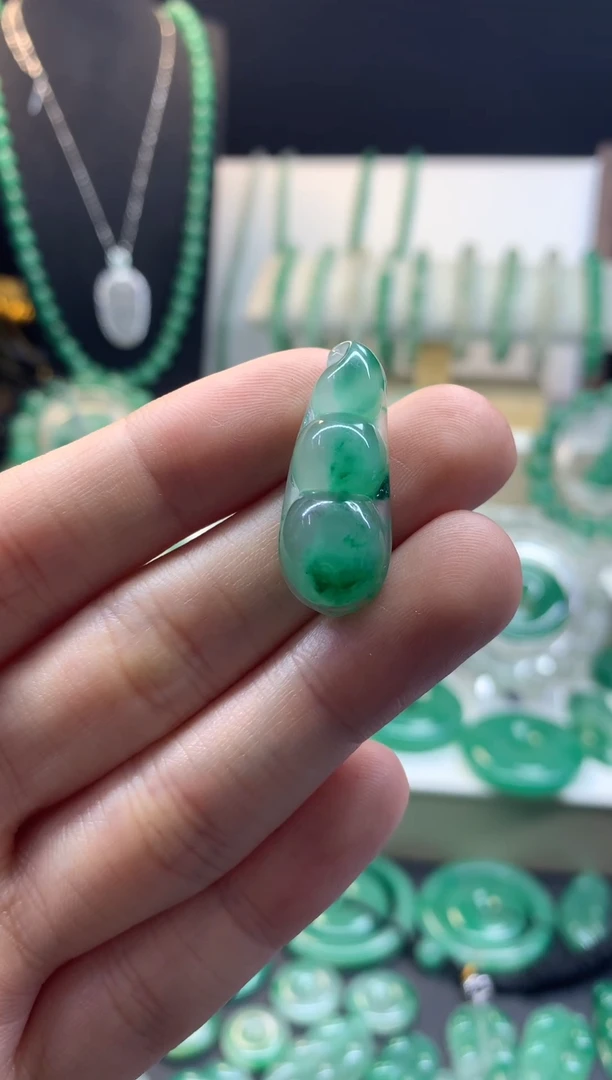 吊坠(不含链)未镶嵌石英质玉（非洲翠）福豆