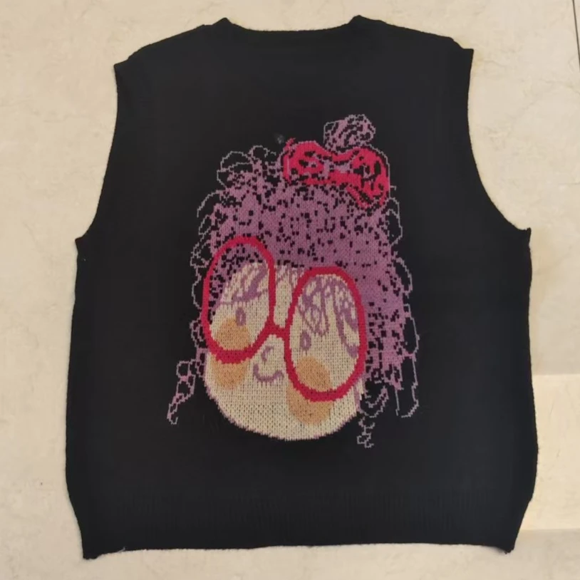 流行款黑色卷发女孩毛衣马甲