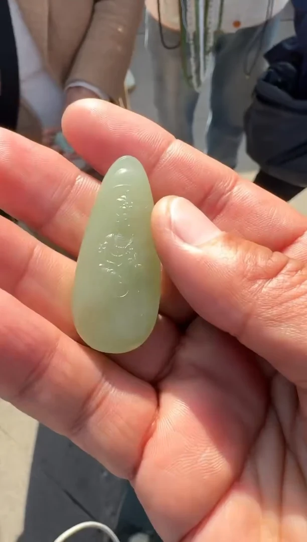 未镶嵌和田玉（糖玉）挂件和田玉