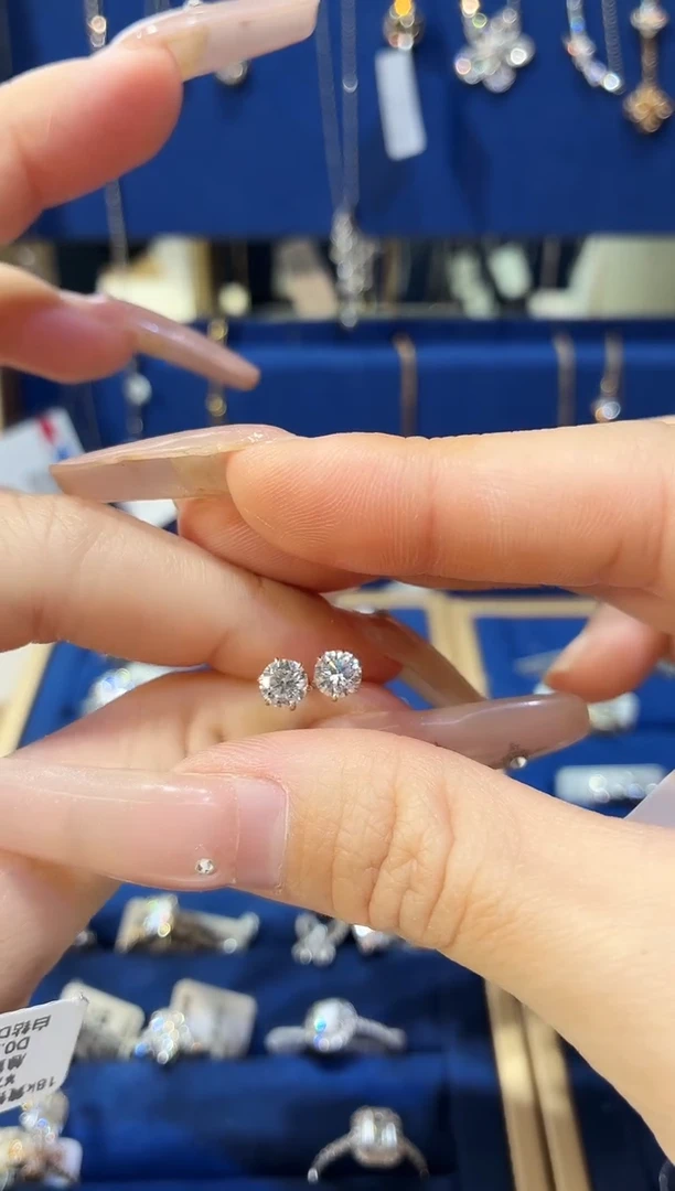 18K金镶嵌实验室培育钻石耳饰经典六爪K黄