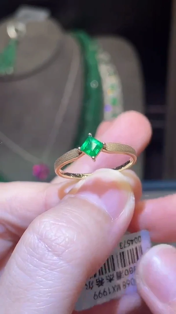 祖母绿戒指18K金镶嵌潘杰希尔0.38ct