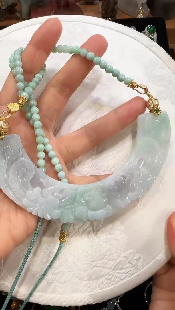 翡翠未镶嵌颈饰国风