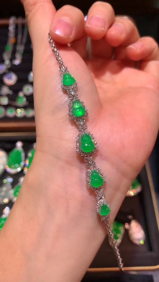 18K金镶嵌手链翡翠满色满绿葫芦手链