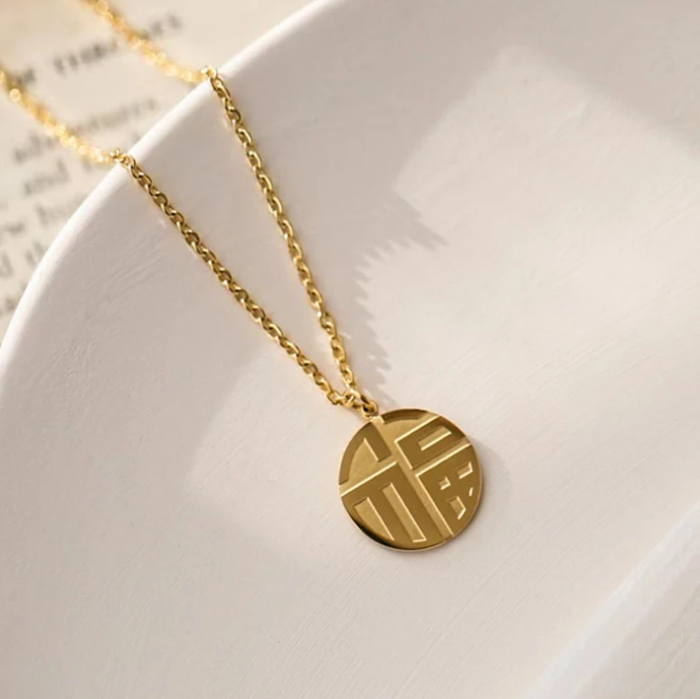 钛钢项链 双面小福牌项链吊坠国风轻奢时尚经典金色挂坠坠链