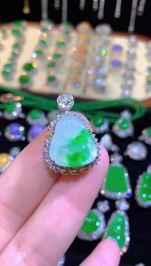 颈饰18K金镶嵌翡翠高冰财爷爷金丝绿吊坠