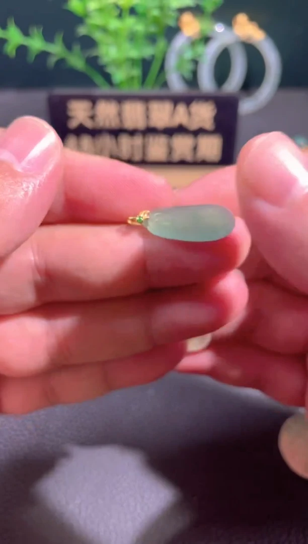 翡翠18K金镶嵌颈饰翡翠