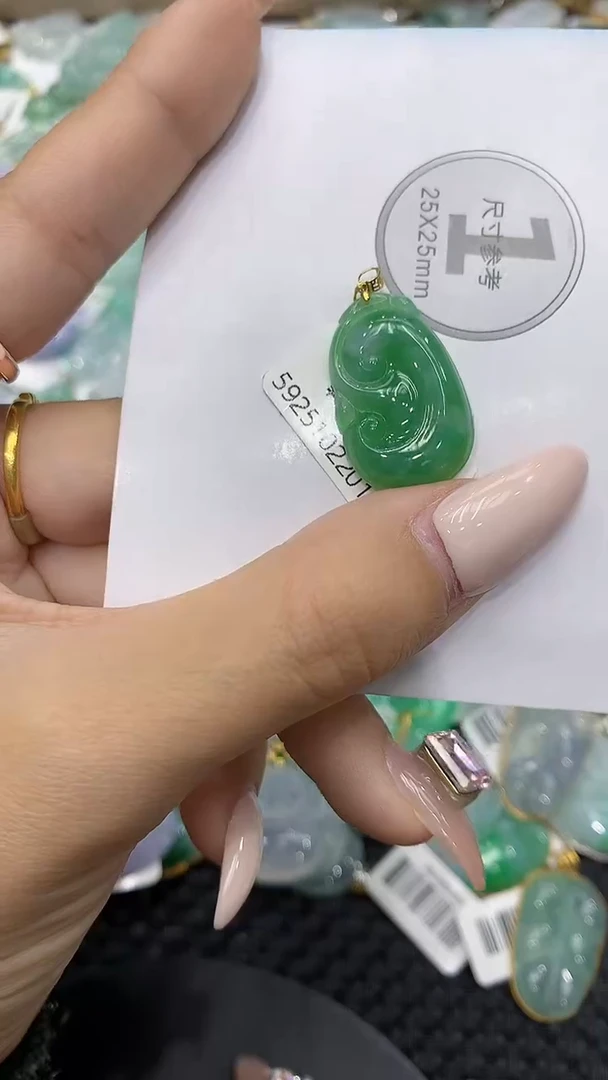 颈饰18K金镶嵌翡翠111111111111