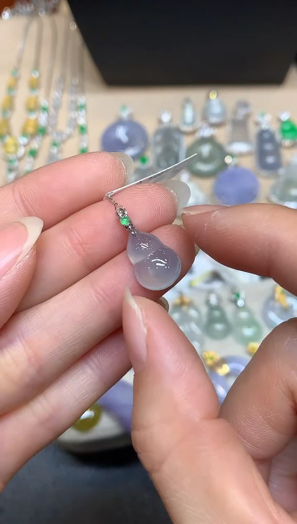 颈饰18K金镶嵌翡翠葫芦【无服务费