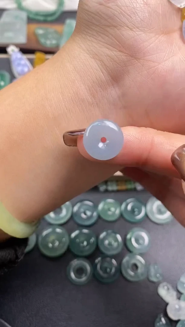 颈饰未镶嵌翡翠我****！平安扣