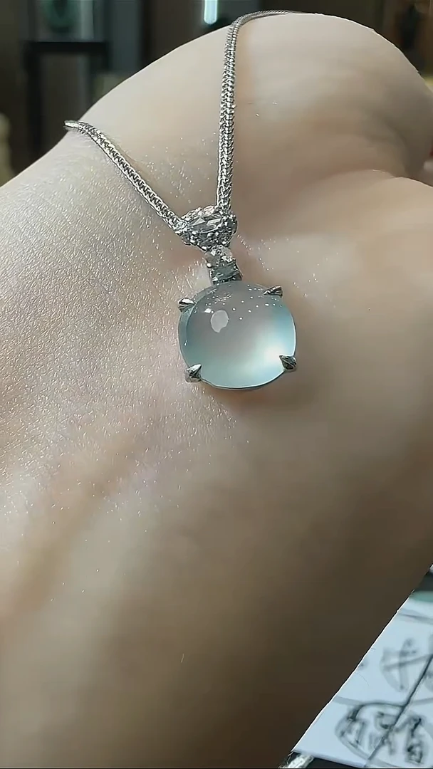 颈饰18K金镶嵌翡翠天然A货翡翠