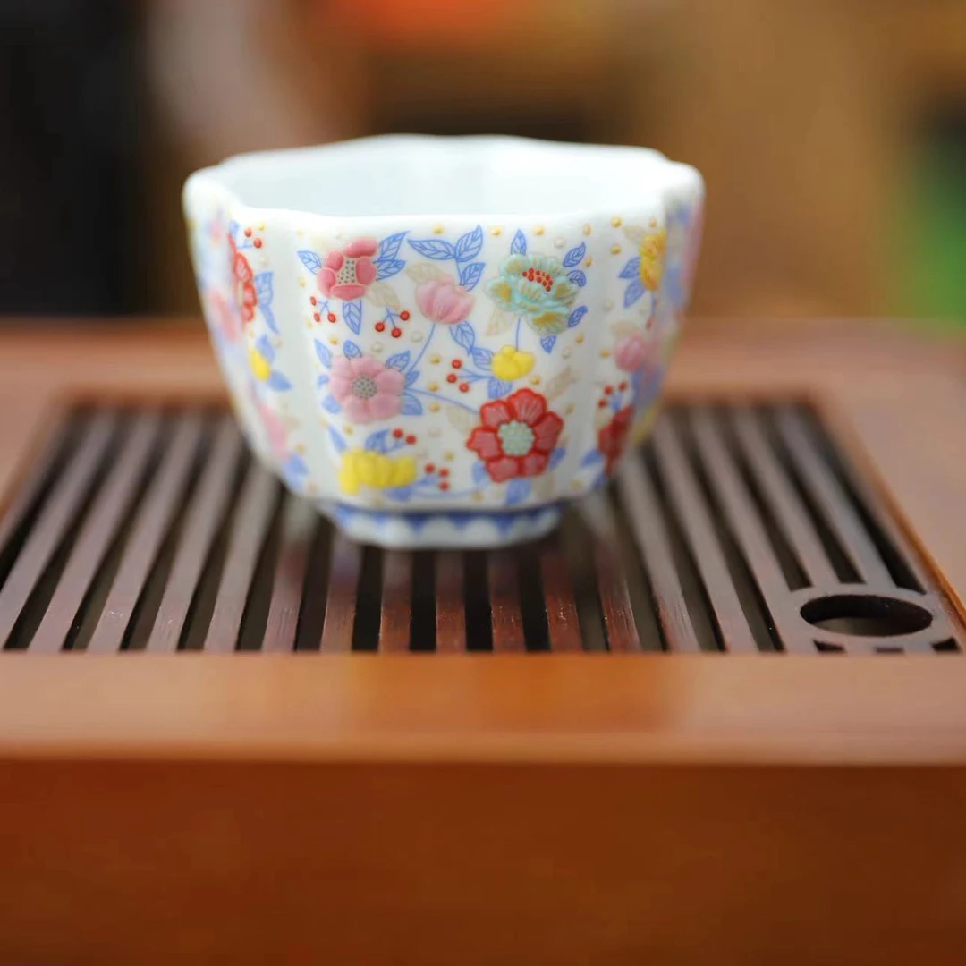 斗彩万花缠枝莲花瓣杯