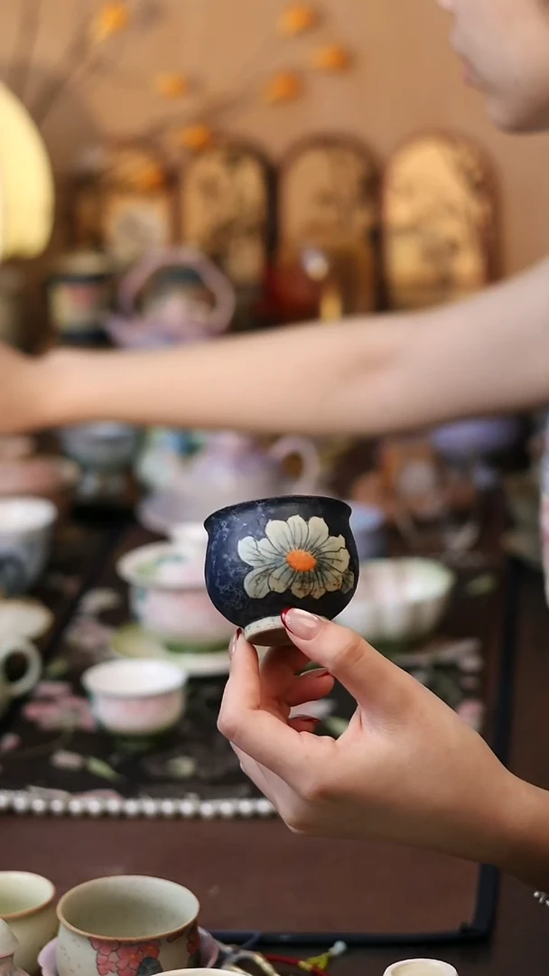青花手绘向阳花大肚杯