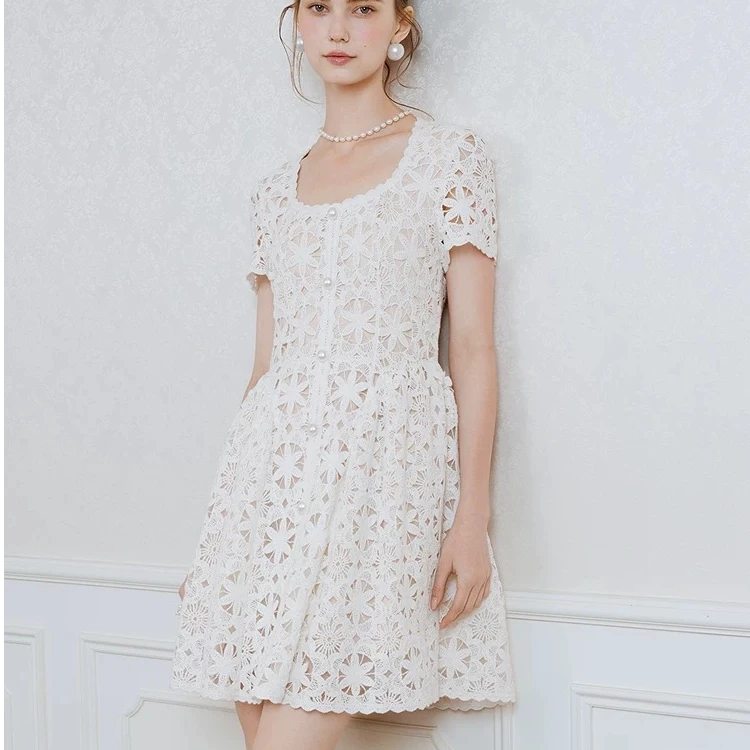 端庄大气连衣裙2025夏季新款名媛千金风花边方领收腰重工蕾丝裙子