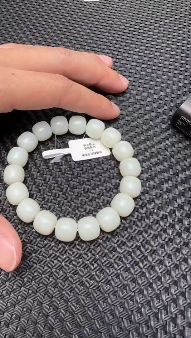 未镶嵌手串和田玉忙**钱米达手串卡11x12 有裂、黄皮