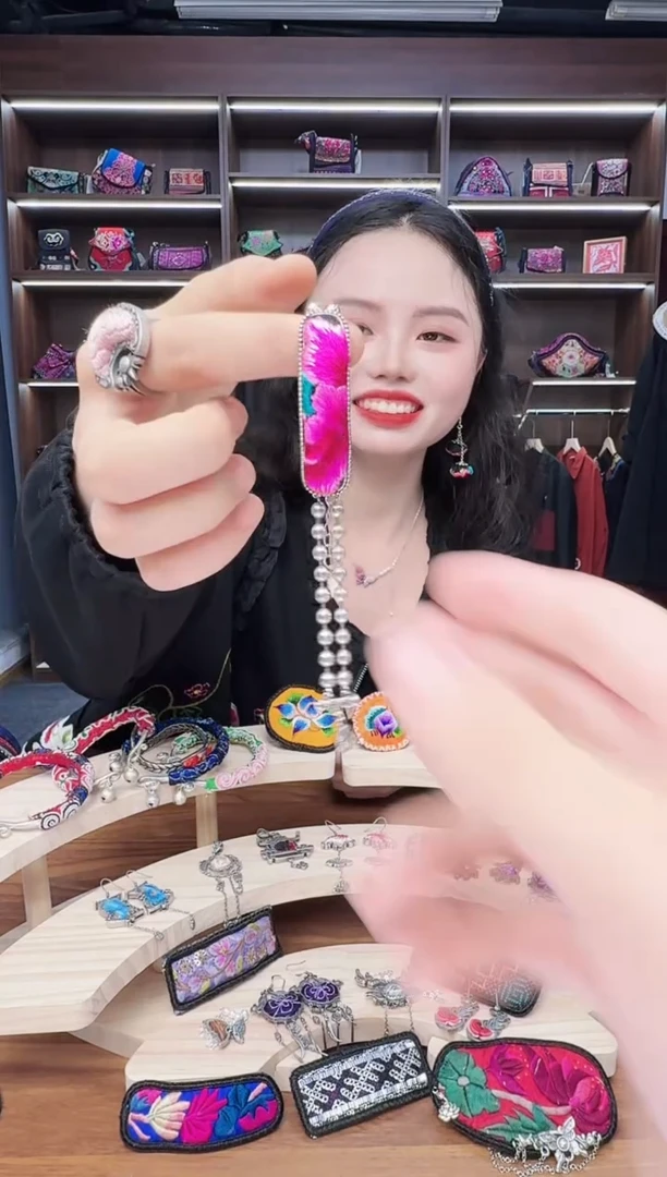 织绣59蒙阿苏苗绣传承店